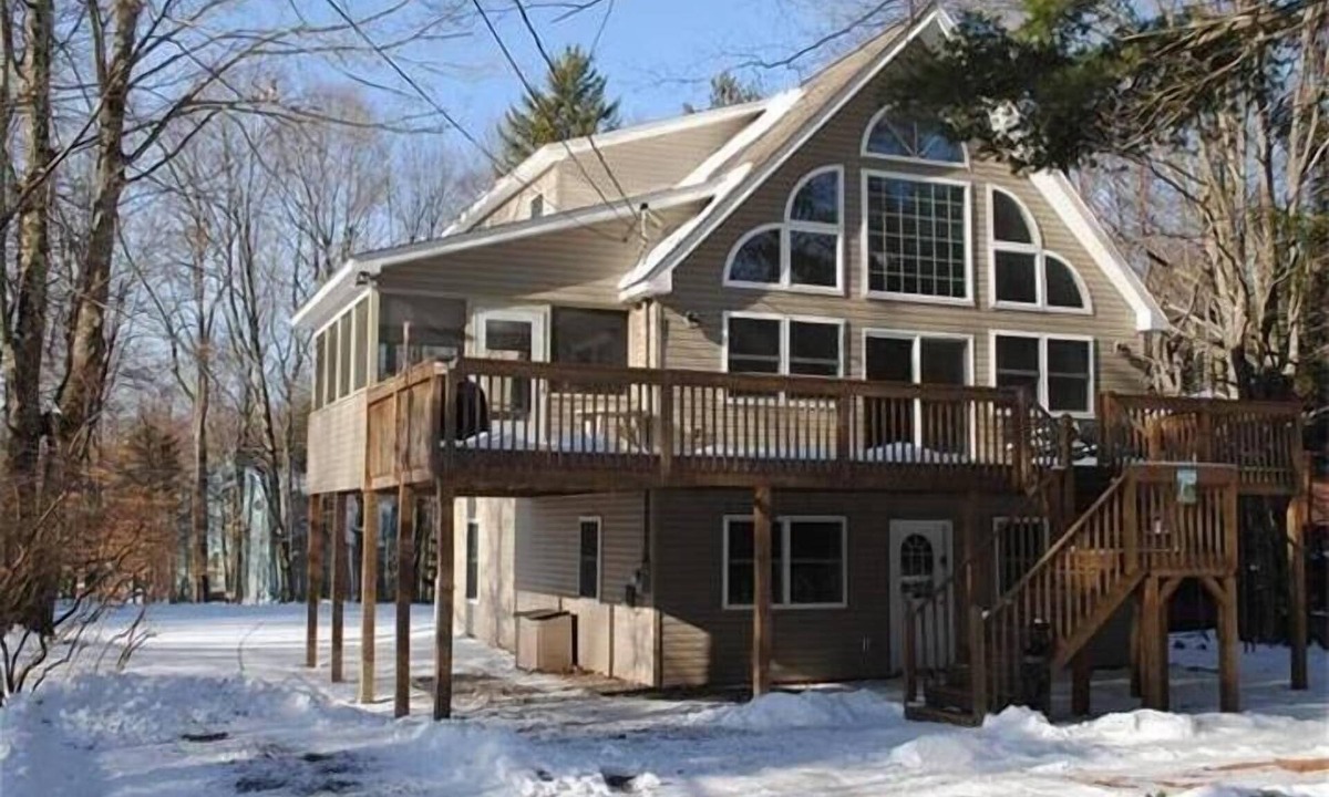 Pocono Lake Ski Chalet | Awesome Fully Equipped Arrowhead Lake Chalet - Fast WiFi - Book Now!