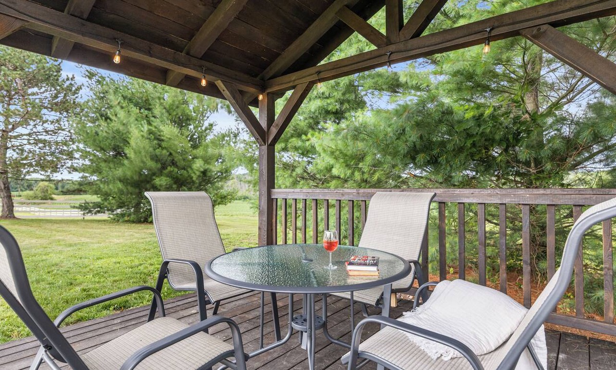 Oaks Corners Cottage | Backyard Fire Ring & Deck w/Grill · Games