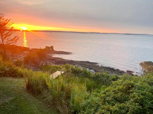 Orrs Island House | Barnacle - quiet family Maine waterfront getaway