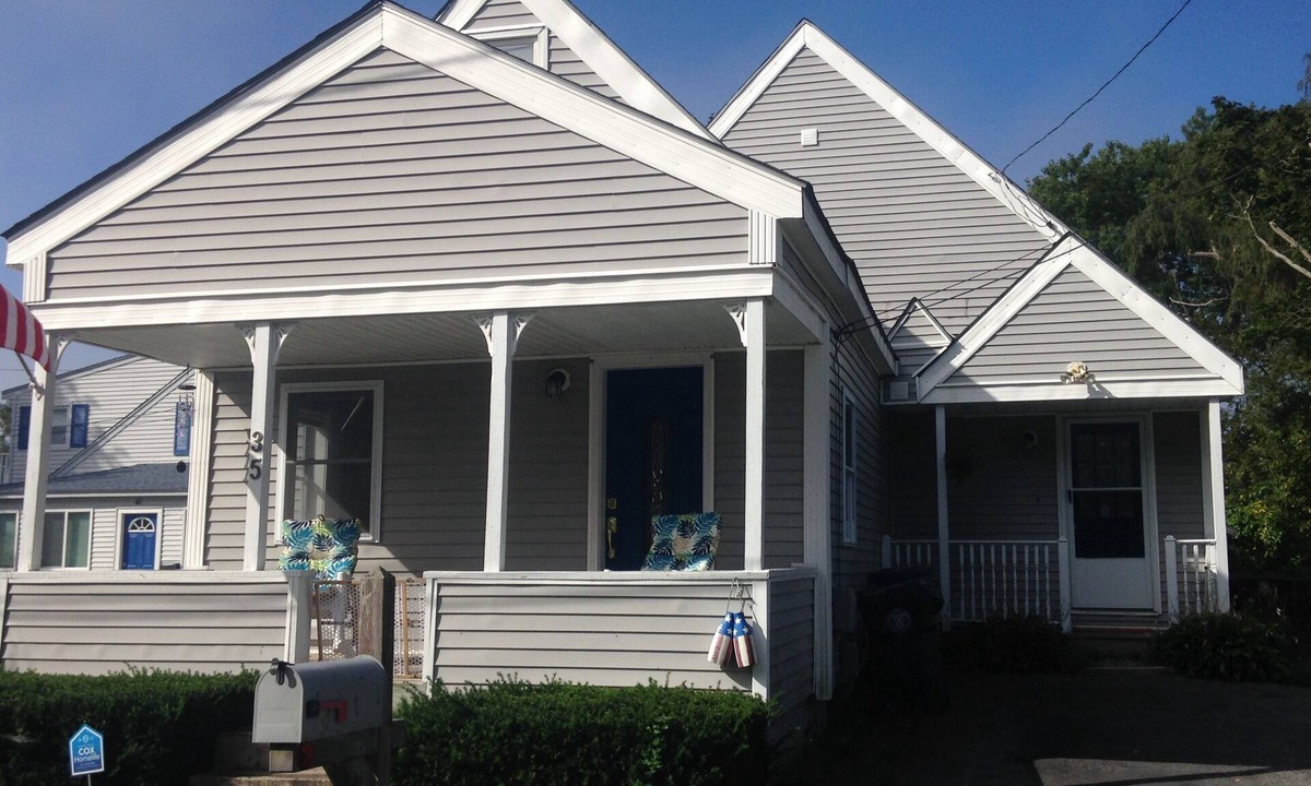 Warwick House | Bay Views, 4th house from the Beach and Wonderful Sea Breezes!