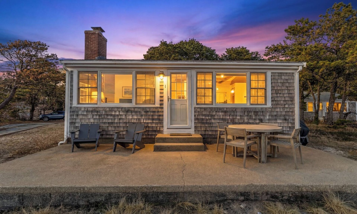Indian Neck Heights Cottage | Bay Views, Steps to Beach, Minutes to P-Town