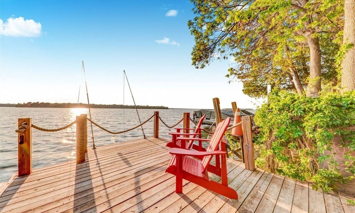 Ramara Cottage | Beautiful Sunsets on the Lake with a 4 Bedroom All Seasons Family Sized Cottage!