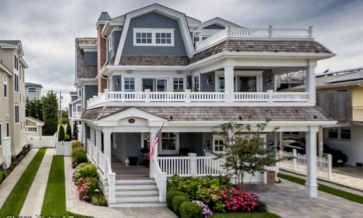 Avalon House | BEACH BLOCK property is just a short walk to shopping and restaurants