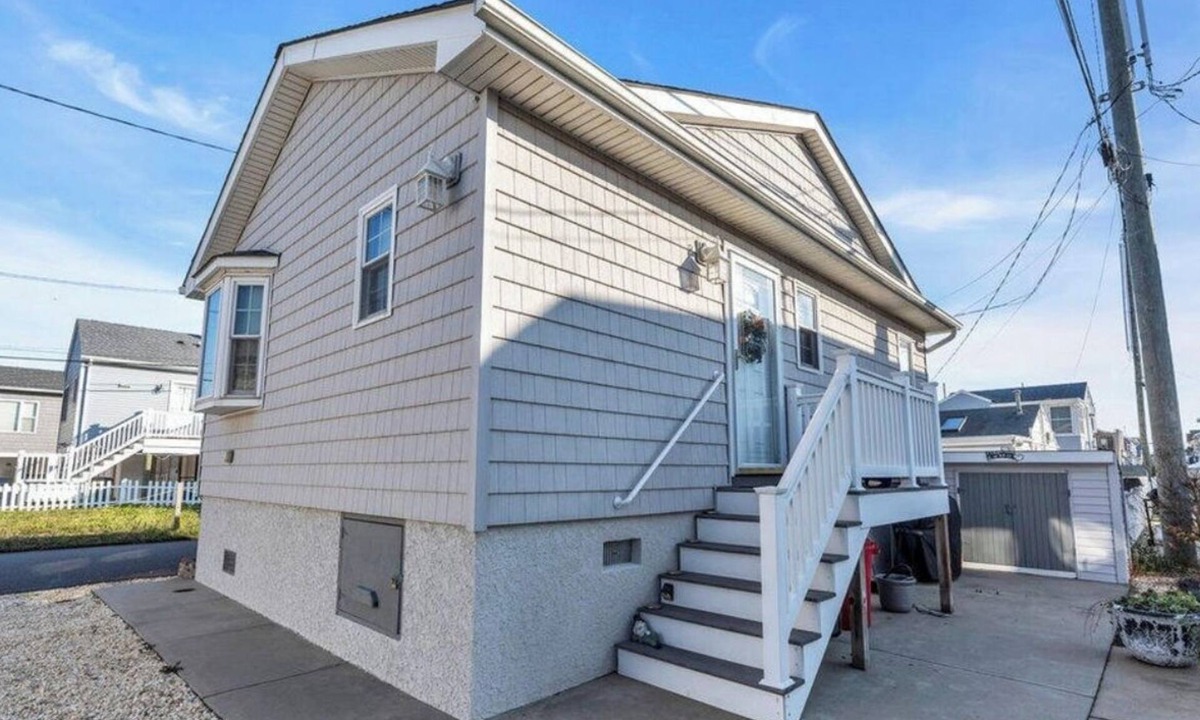 Dover Beaches North House | Beach bungalow that can sleep up to 6! 4 minute walk to the beach!