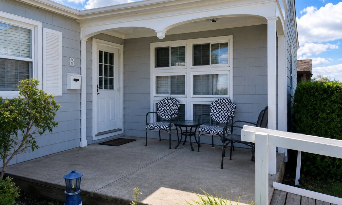 A-Zone House | Beach Daze! Perfect Beachblock Location. Just 7 to the beach! One level rancher.