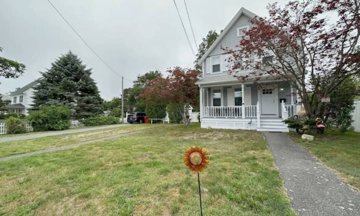 Hyannis House | Beach, harbor, ferry & food-Prime Hyannis location