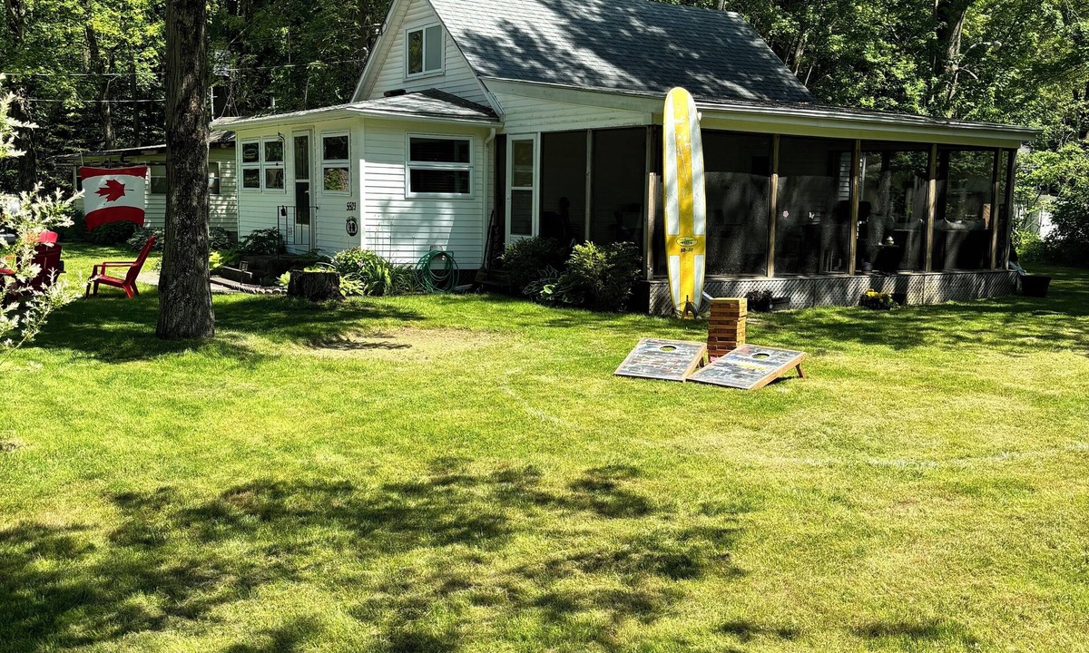 Sherkston Cottage | Beach house on pleasant beach! Cottage steps from the beach on Lake Erie