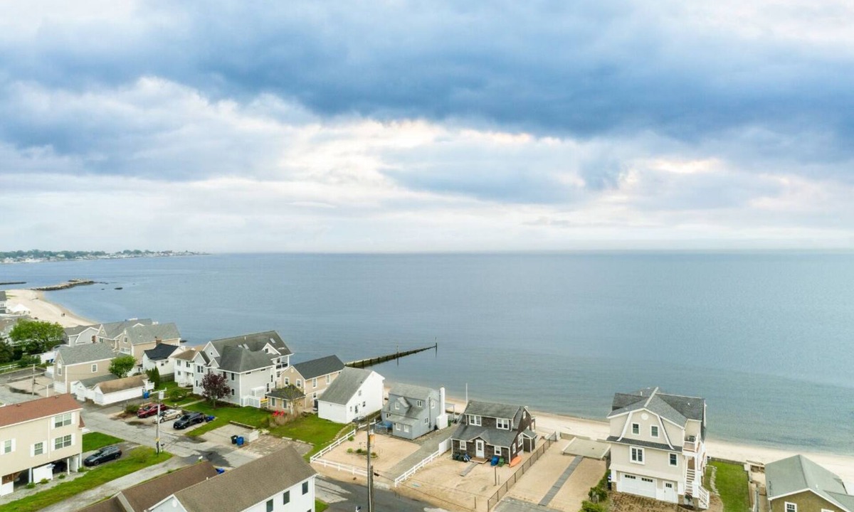Saybrook Manor House | Beachfront 4-bedroom house with AC in Old Saybrook.