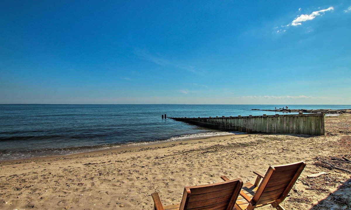 Old Lyme House | Beachfront Bliss , Inviting 3 bedroom + loft at Hawks Nest Beach!