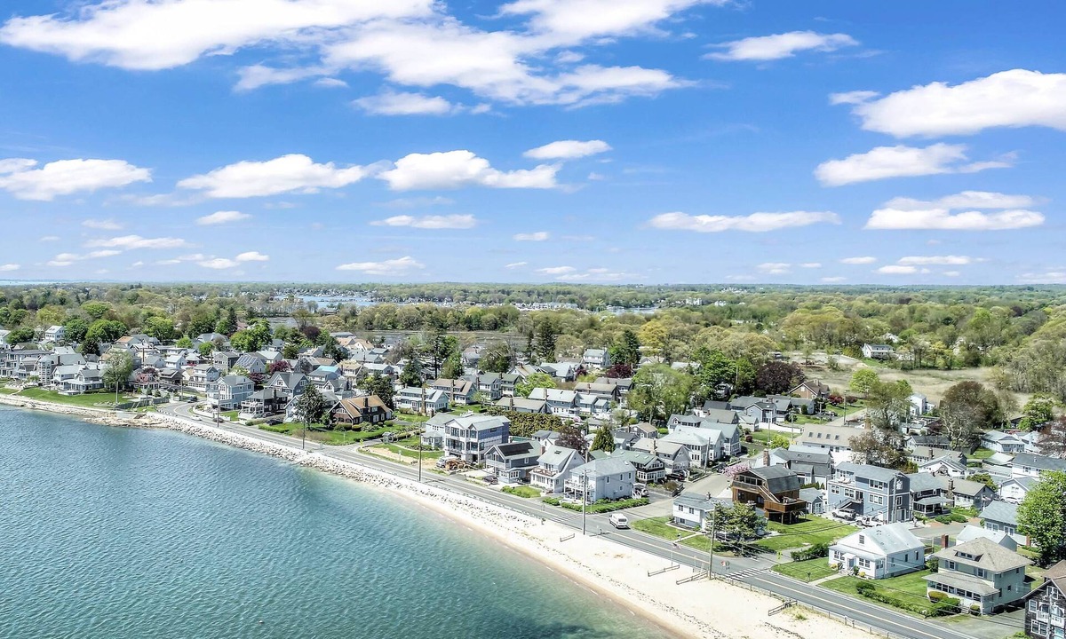 Pine Orchard Cottage | Beachside Branford- walk to Beach, Grill