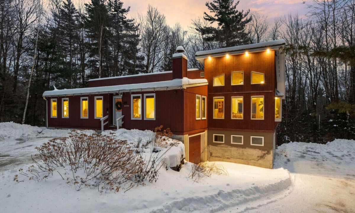 Wardsboro House | Bear Den: Hot Tub + Secluded | Sleeps 8 | Modern