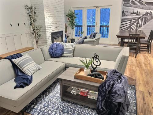 Killington Apartment | BearQuad AC Pool Tennis Close to Resort Biking
