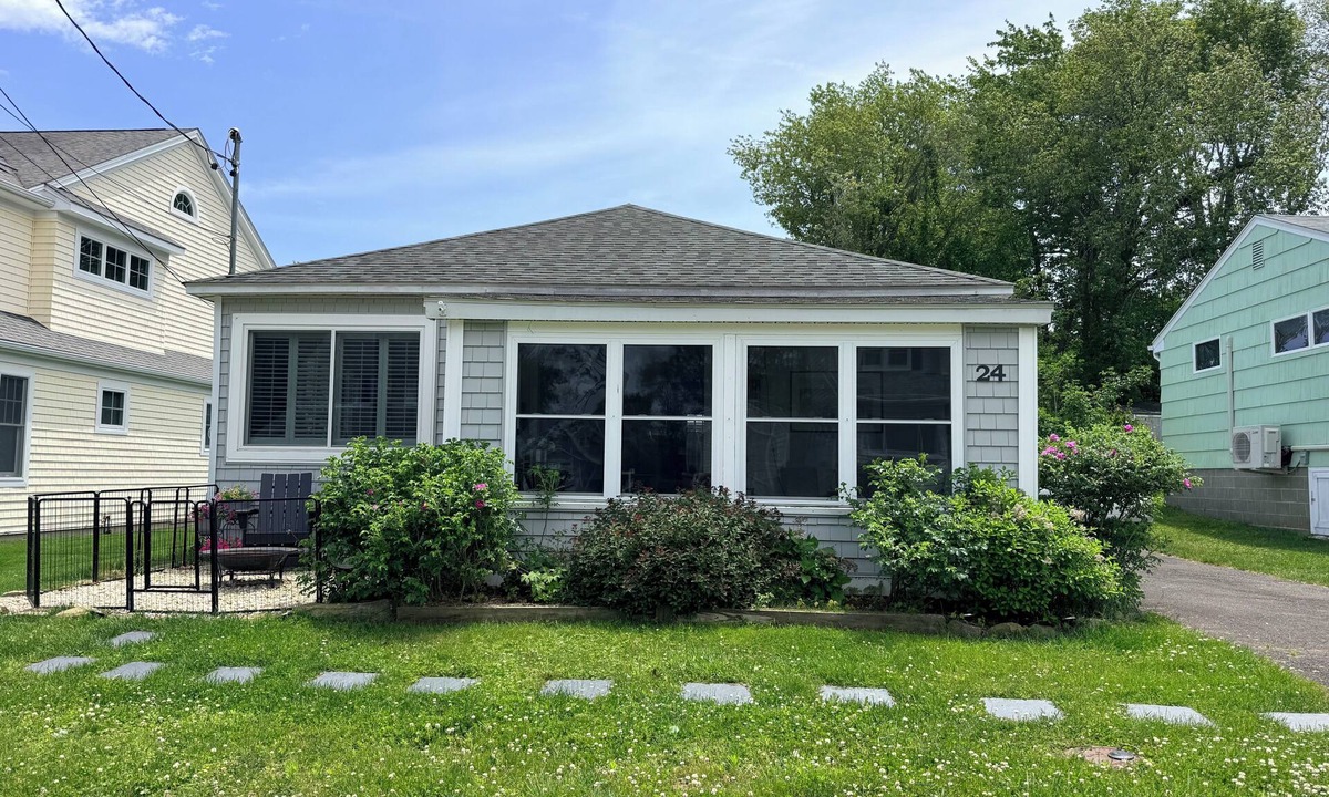 Niantic House | Beautiful 3 Bedroom Cottage steps from the Beach with brand new Trex deck