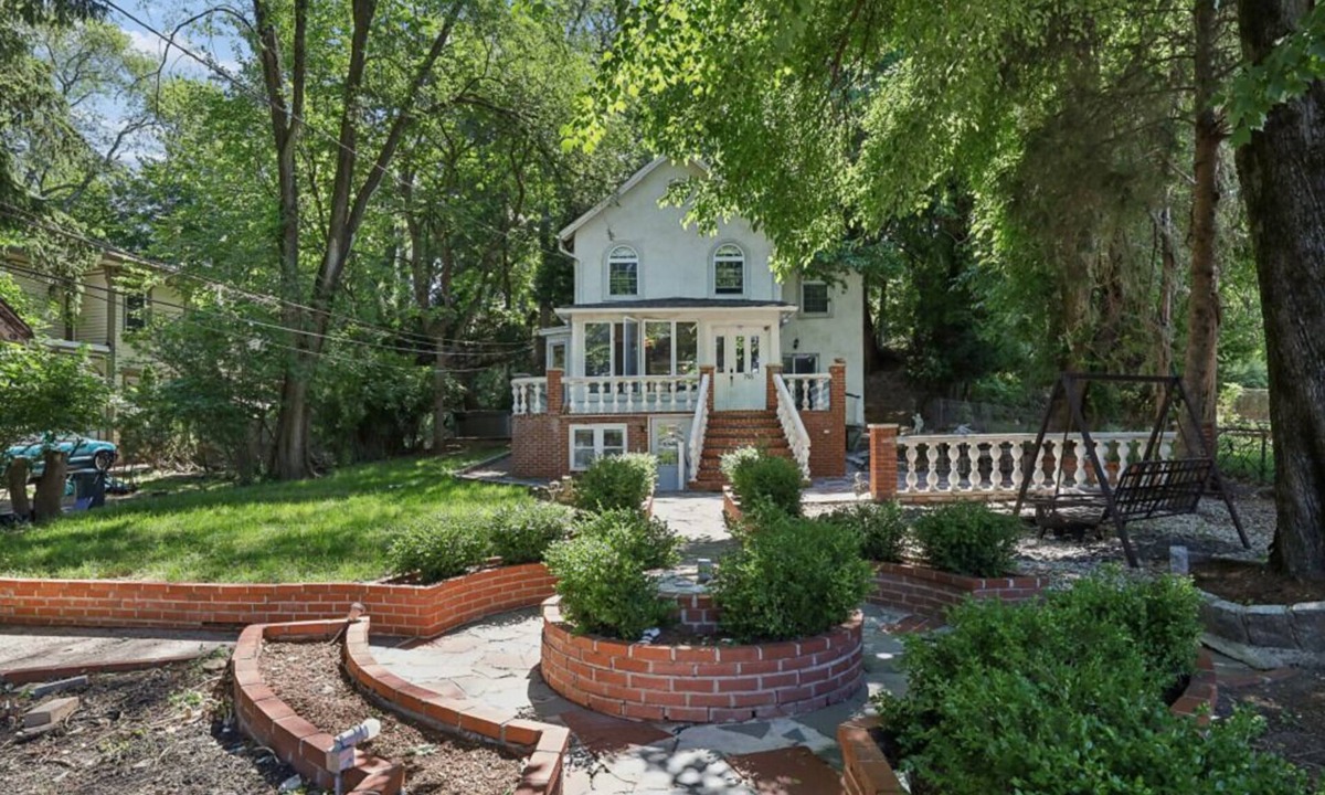 Teaneck House | Beautiful 3 bedroom house minutes from NYC, Metlife, & American Dream Mall