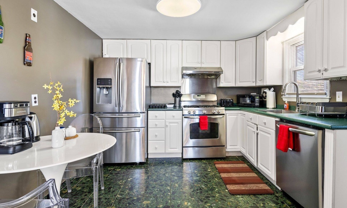 Waltham Apartment | Beautiful 3BD/1BA apartment W Parking 6274