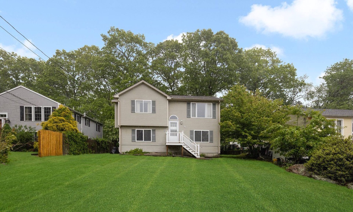 Saunderstown House | Beautiful 5 bedroom near beaches. Walk to Narrow River.