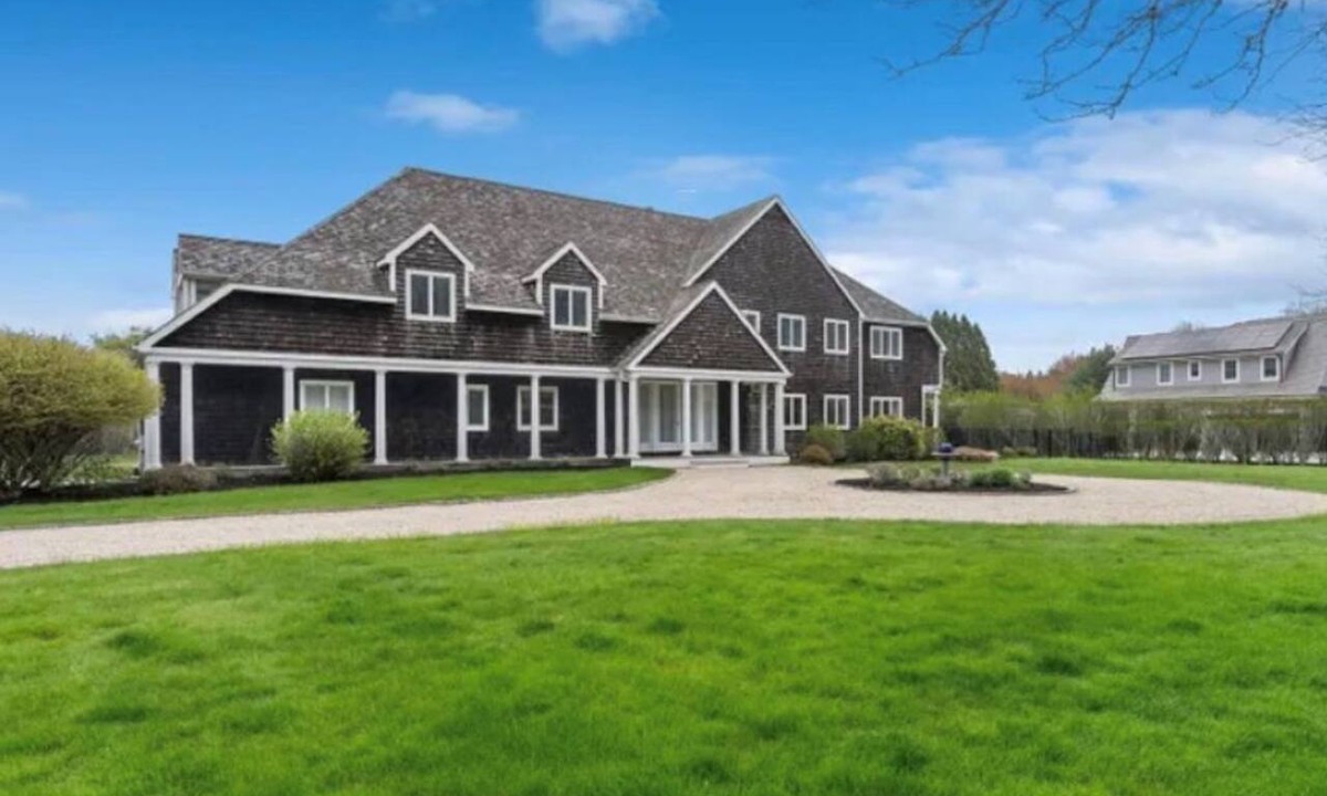 Village of Southampton House | Beautiful 5-bedroom home with private tennis court & pool Southampton village