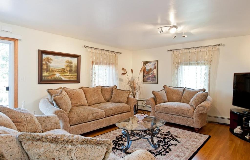 West Roxbury Apartment | Beautiful Apartment-5 Beds-Parking-Super Clean!