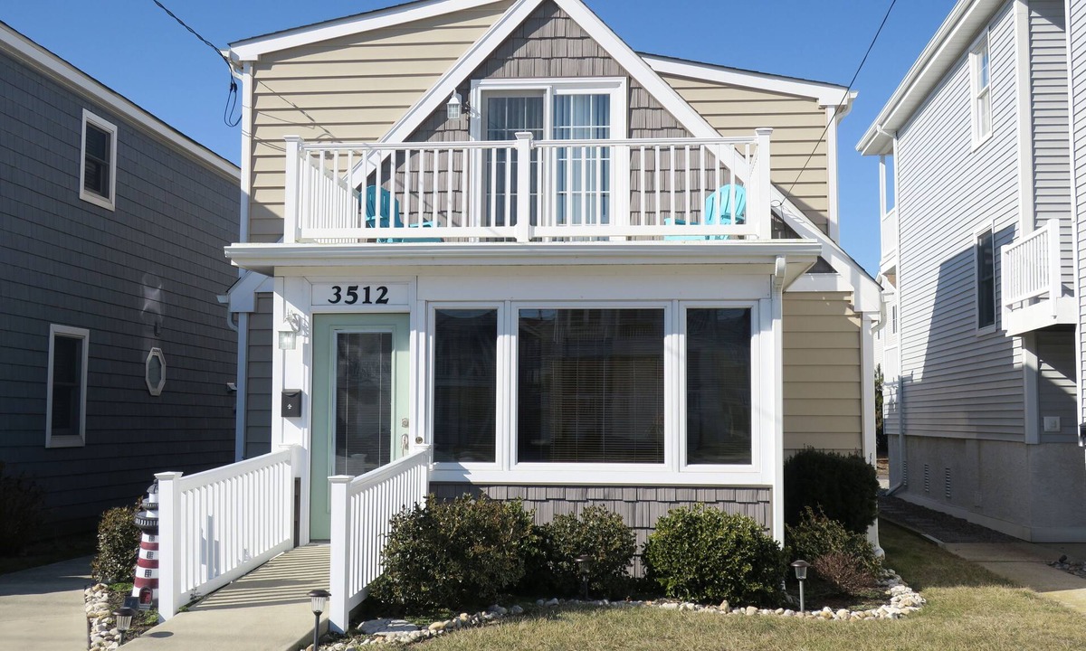 South End House | Beautiful Beach Cottage, Sleeps 8, Walk to the Beach and Playground