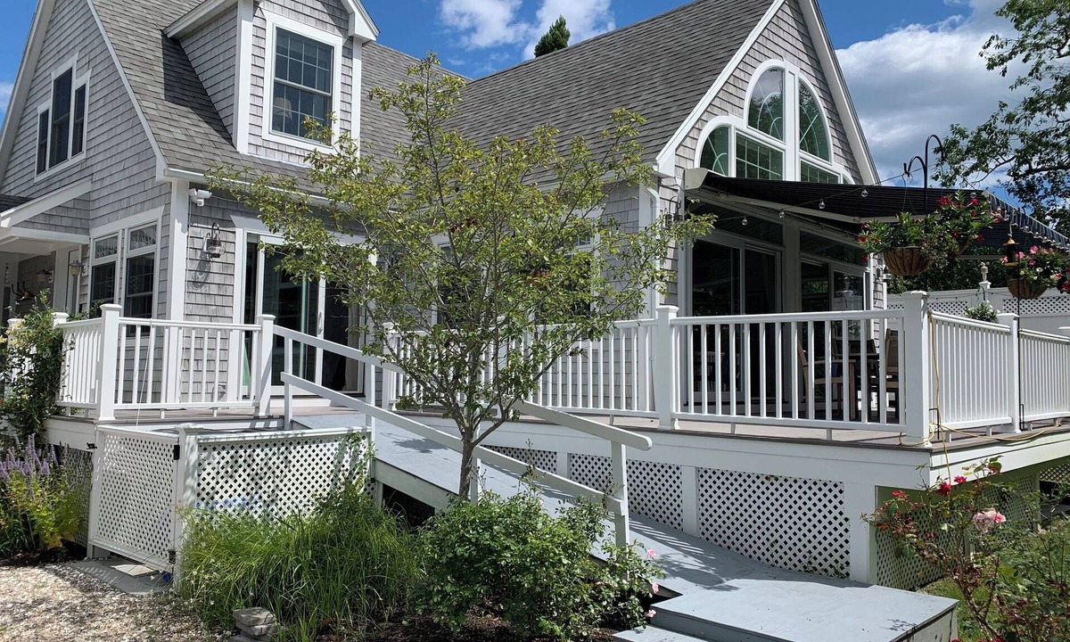 Jamestown Apartment | Beautiful Coastal Loft - 5 Minute Walk to Beach