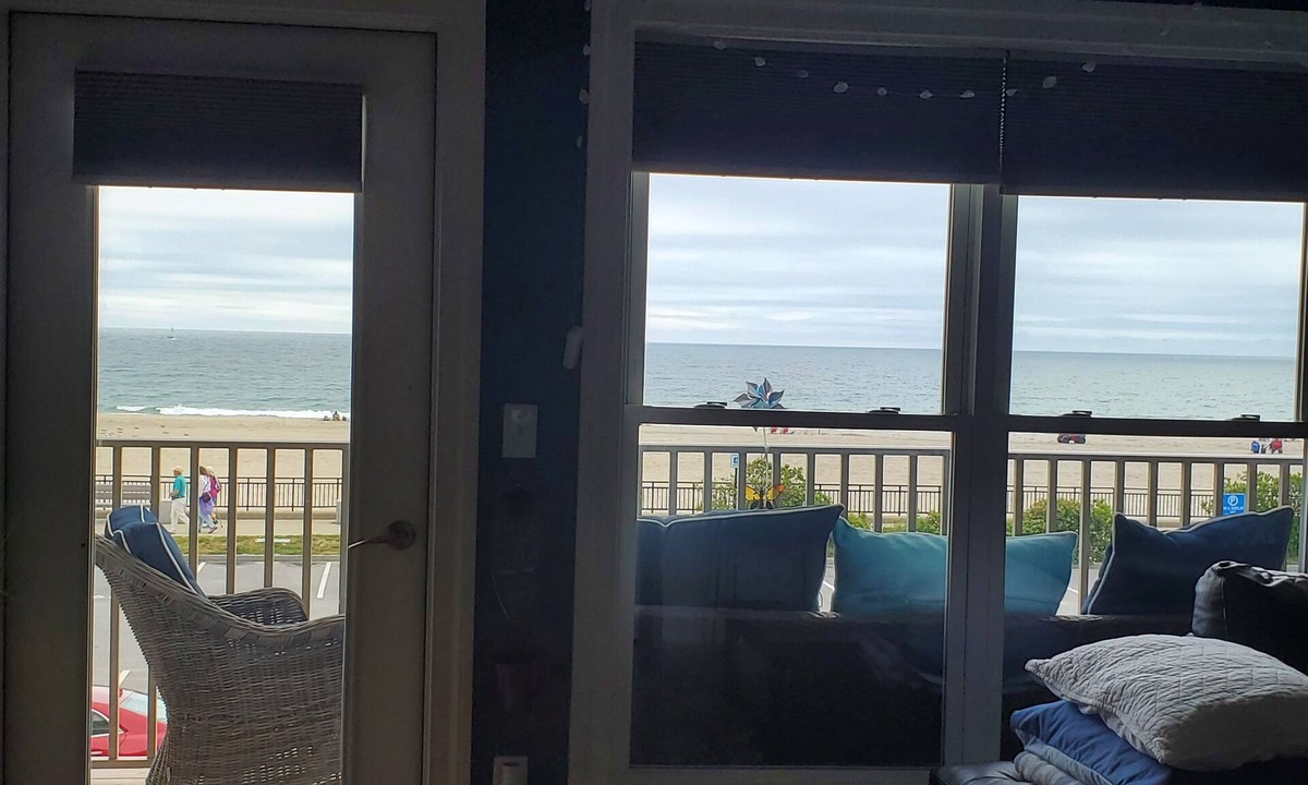 Hampton Condo | Beautiful Cozy Ocean Front Condo