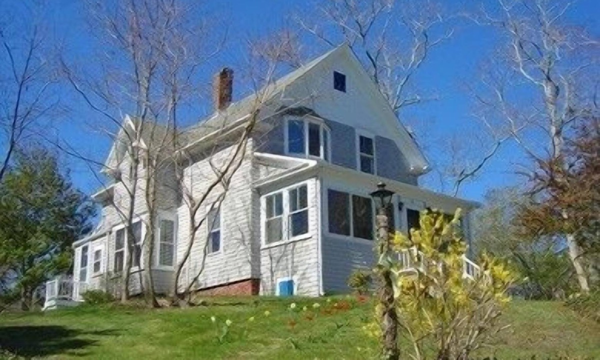 Tisbury House | Beautiful Historic Hilltop Haven -Walk to Town & Water