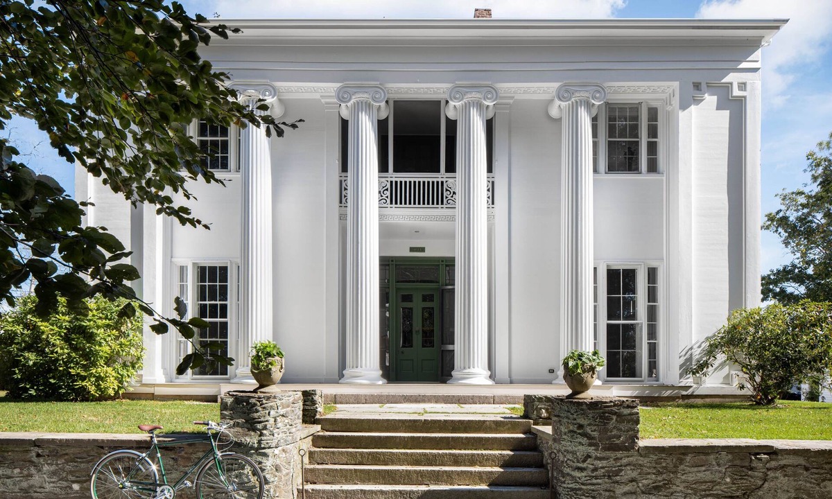 Middletown House | Beautiful historic home in Newport