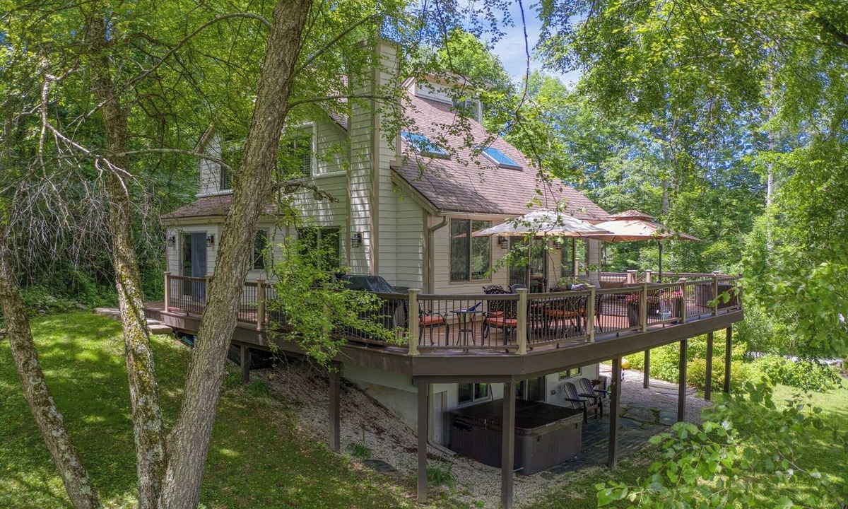 Monterey House | Beautiful Lake Retreat