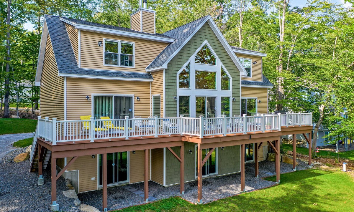 Moultonborough House | Beautiful Newer Winnipesaukee Waterfront Home for 10 5 Bedrooms 4 Baths