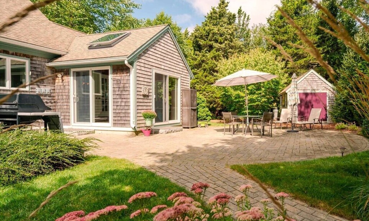 Orleans House | Beautifully Decorated 3BR Cape - Less than .5 miles to Beach! (1945)
