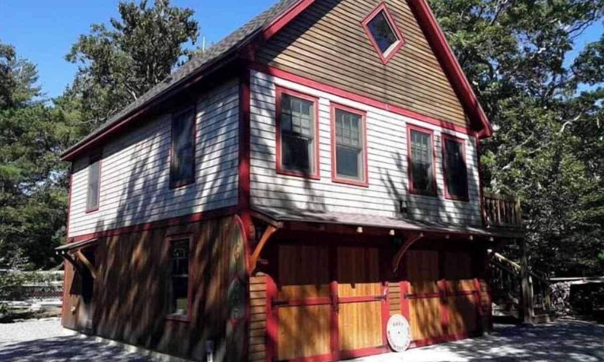 West Tisbury Ski Chalet | Beautifully handcrafted arts and craft style carriage house chalet