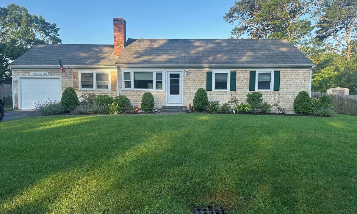 South Yarmouth House | Beautifully Updated 3 Bedroom/2 Bath in West Yarmouth MA