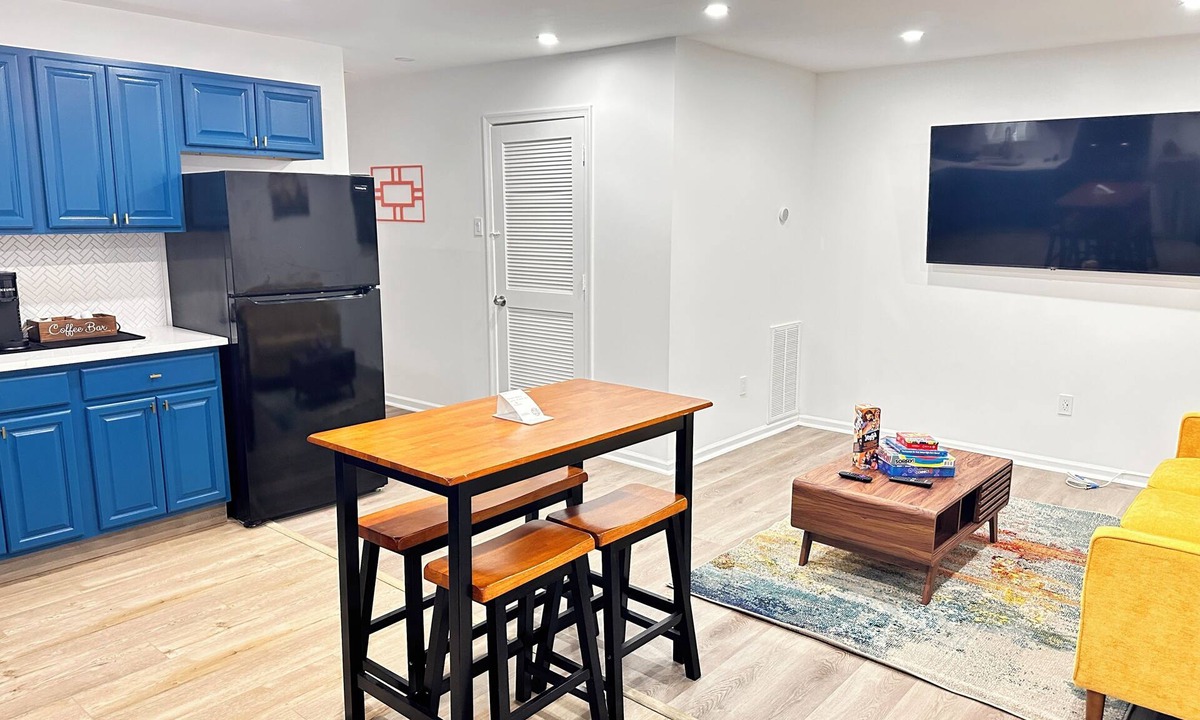 Newark Apartment | Behind the Blue Door- 2BR Near EWR 20 Min to NYC, Free Parking, Self Check-in