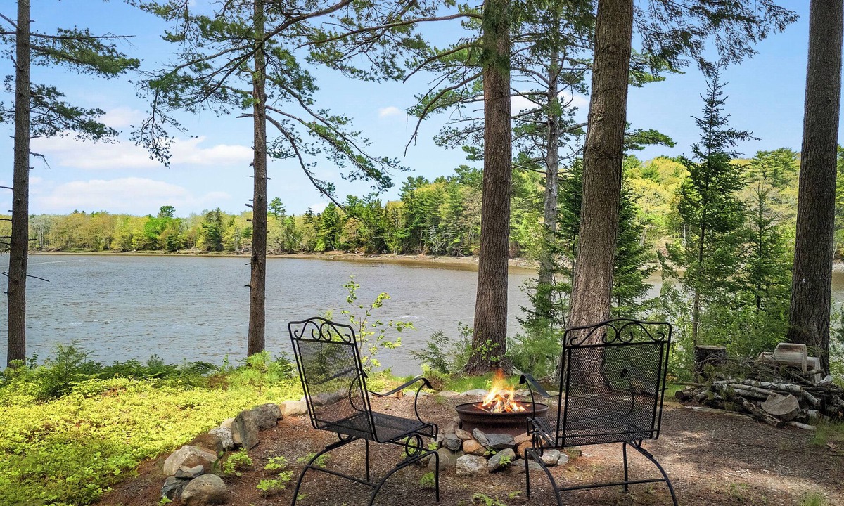 Cushing House | Bent River Guest Quarters - River-view couple retreat with kitchen, patio, AC, Wi-Fi