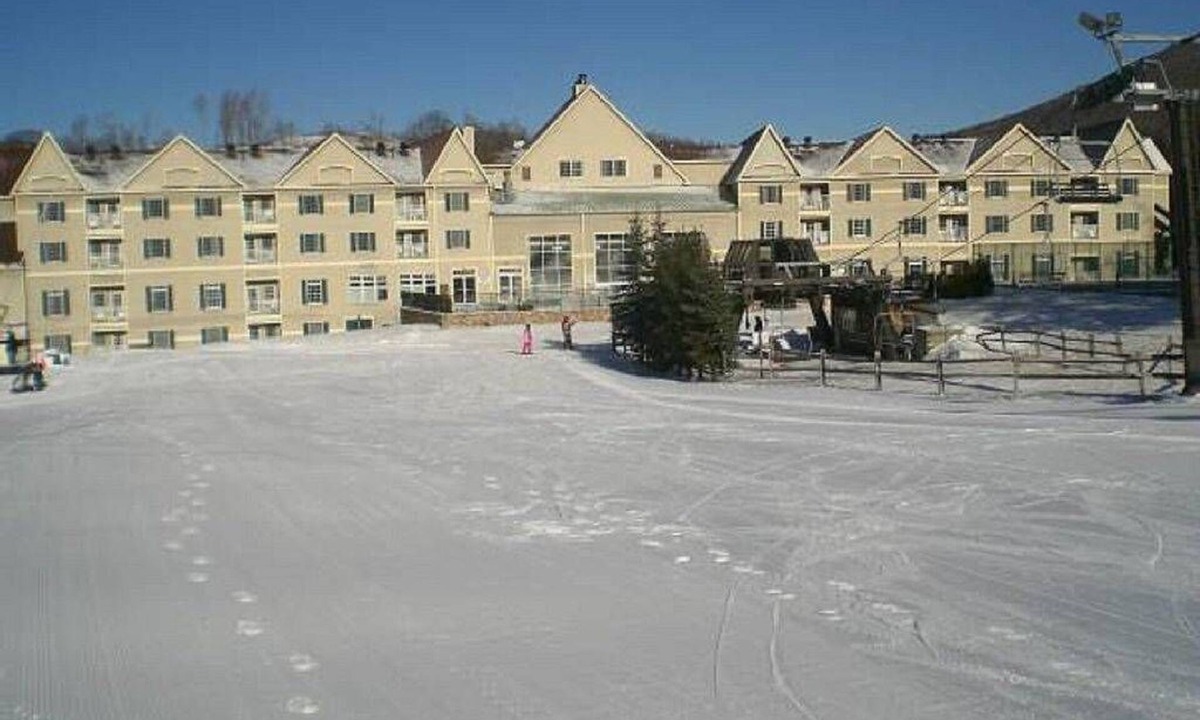 Hancock Resort | Bentley Brook Resort: Premier Retreat at Jiminy Peak's Base