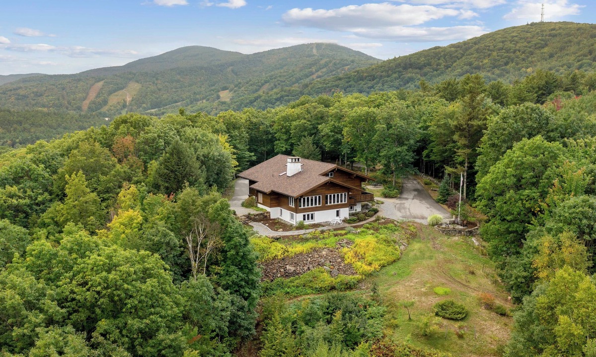 Gilford House | Bergli · Luxury Chalet overlooking Gunstock Mt & Lake Winnipesaukee
