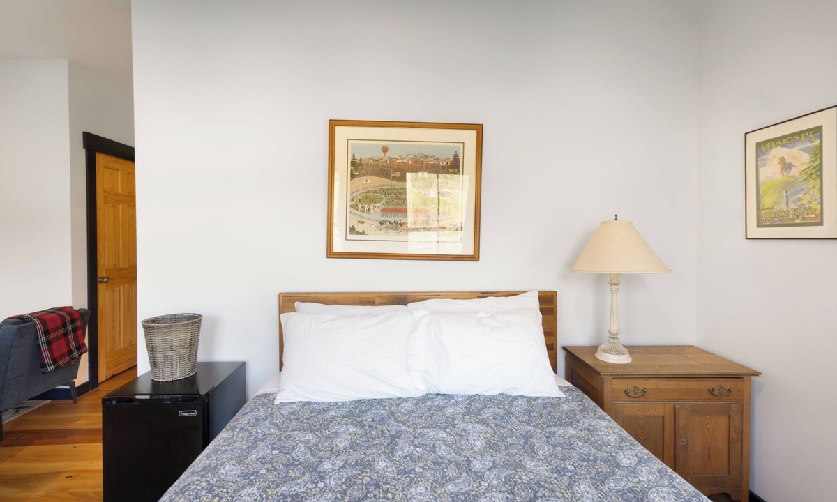 Hinesburg Hotel | Berry Sunrise - private room in a Cozy boutique hotel in Hinesburg, Vermont.