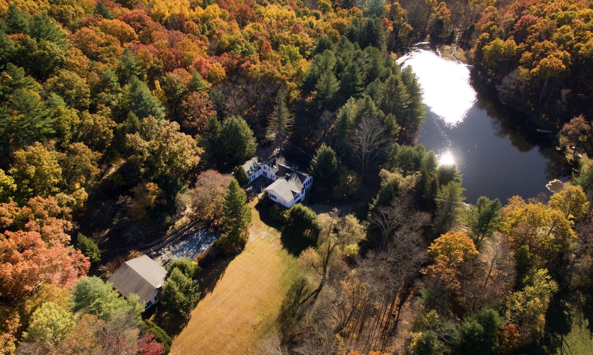 Lakeside House | Best town, Restaurants! PoshPadsCT "7-BR ESTATE" 2Hrs NYC, Heated Pool, Ski, BBQ