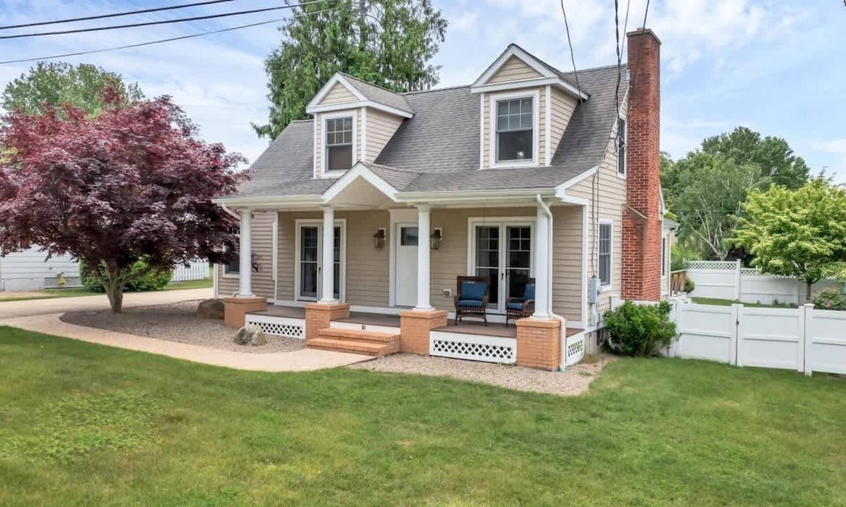 Niantic House | Black Point Retreat - Entertain & Enjoy the Beach!