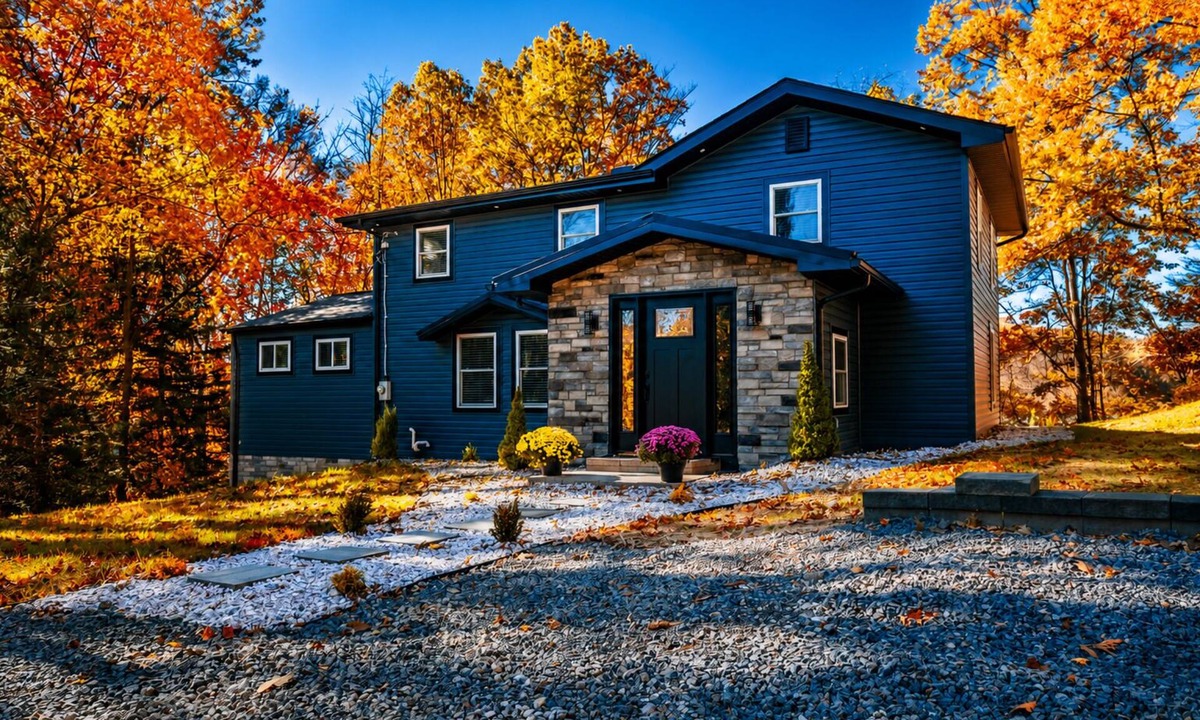 McKnight House | Blitzburg Bungalow: Beautiful 4-bedroom 15 mins from Pittsburgh