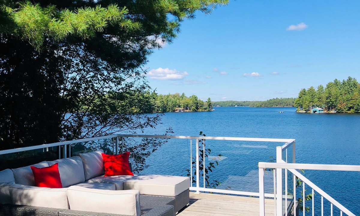 Gravenhurst Cottage | Blue Bliss Cottage with Separate Boat House Accommodations on Lake Muskoka 4b/2b