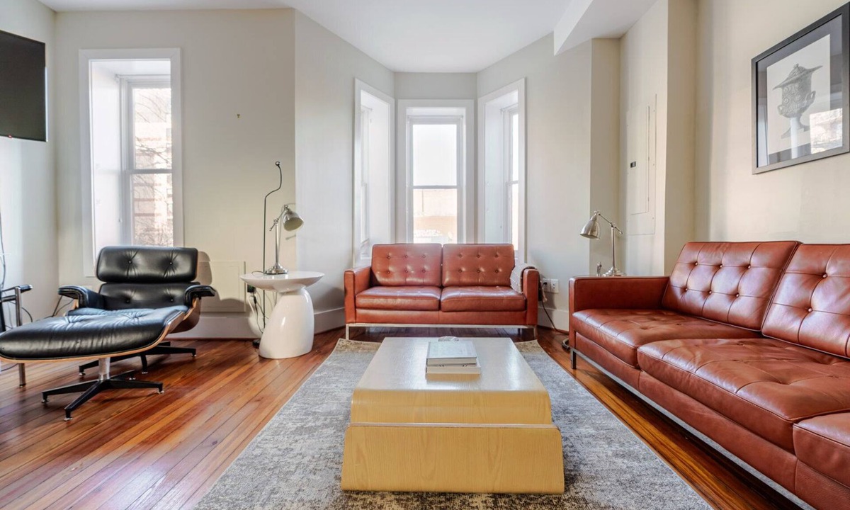 West Bath House | Blueground | Dupont Circle, garden & w/d, nr park