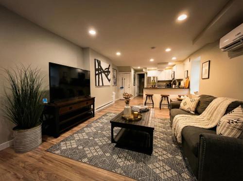 Wilmington Apartment | Boardwalk- large modern unit with King bed fast WIFI free coffee and easy parking