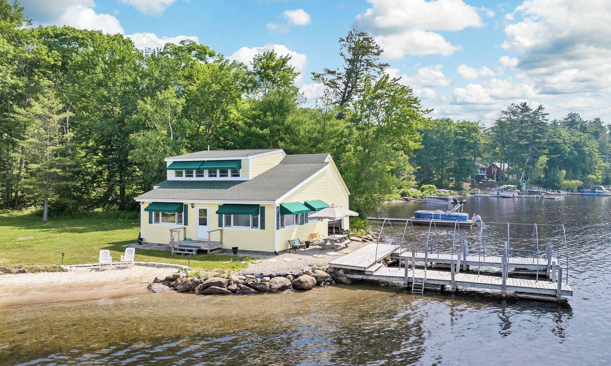 Melvin Village House | Boat House Hideaway at The Blue Spruces