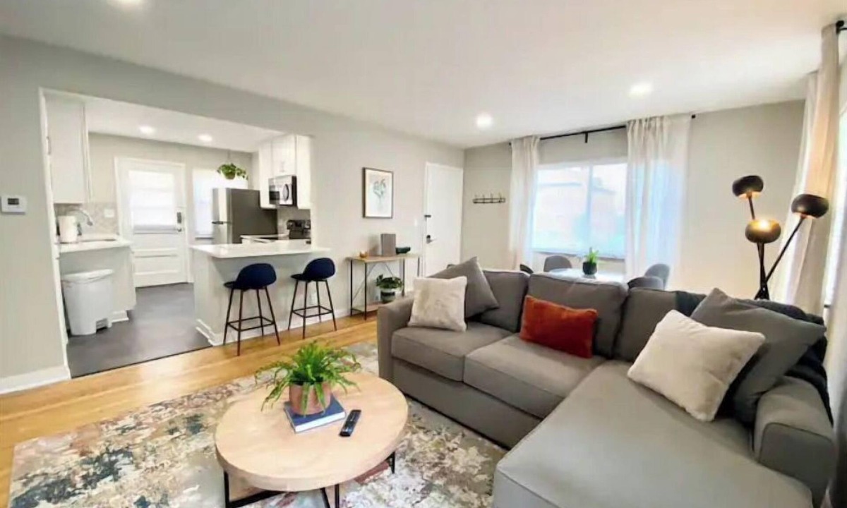 Grandview Heights Apartment | Bold & Beautiful Flat - Unmatched location - Garage