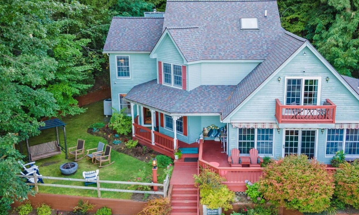 Bolton Landing House | Bolton Beach House|8 beds|Hot Tub|Lake Access|Pet Friendly|