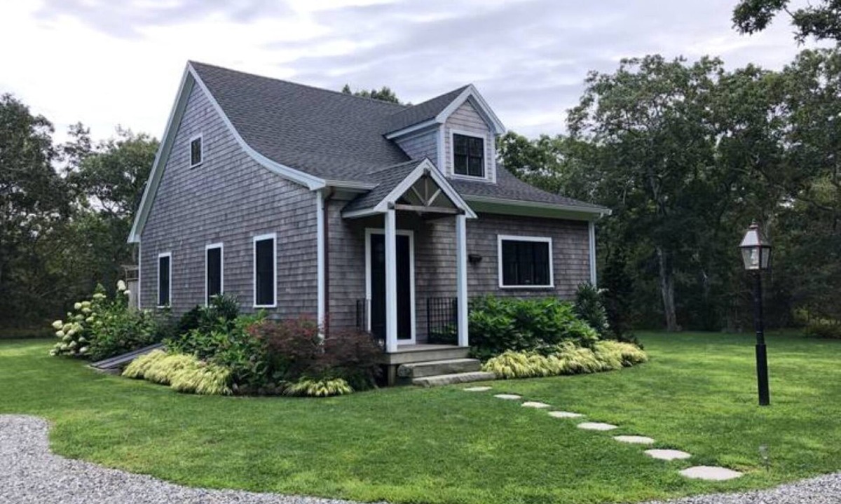 Katama House | Book your stay for Summer 2026 in this charming 2-bedroom house in Edgartown!