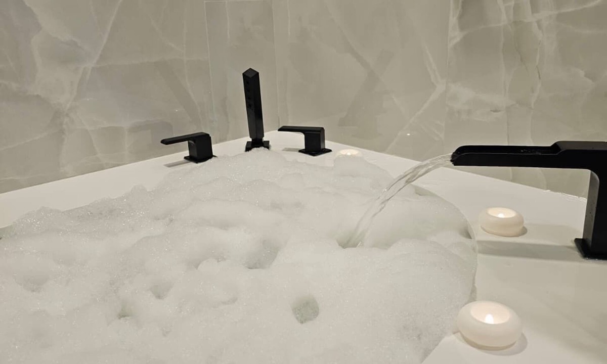 Medford House | Boston Themed Luxury Stay W Jacuzzi