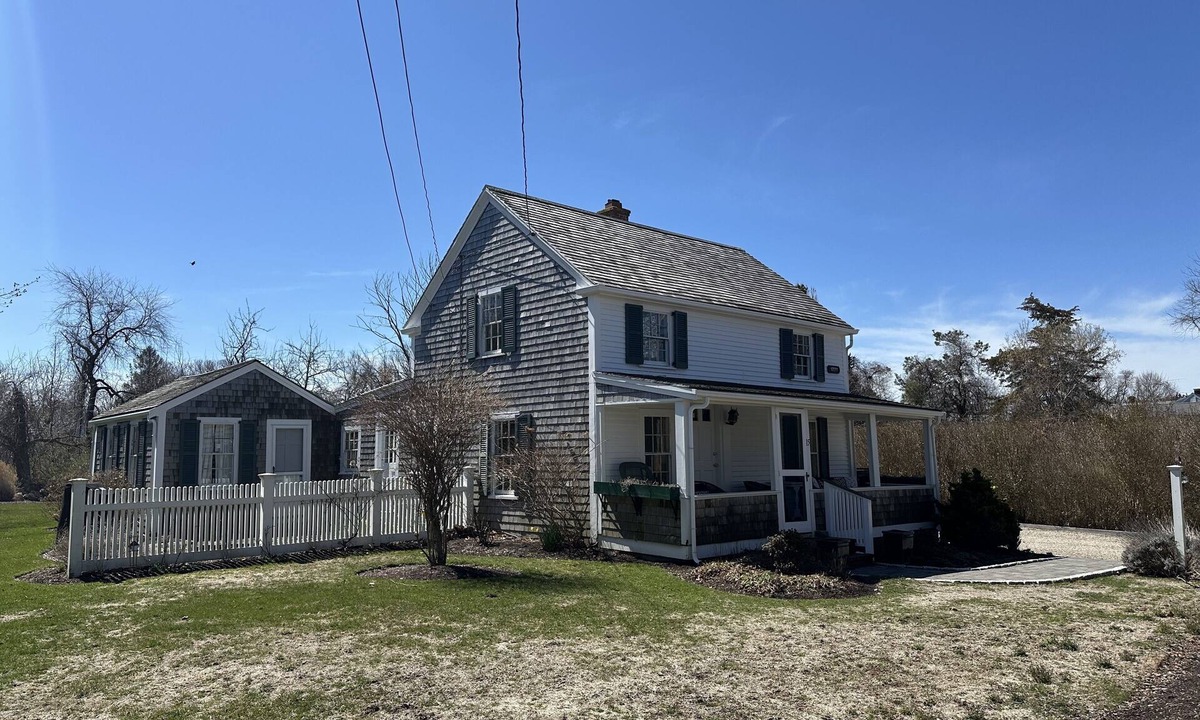 East Dennis House | BRAND NEW LISTING-4BD Home-Central A/C*, Outdoor Shower & Dog Friendly, .6 of Mile to Cold Storage, Sesuit, & Sea Street Beaches!