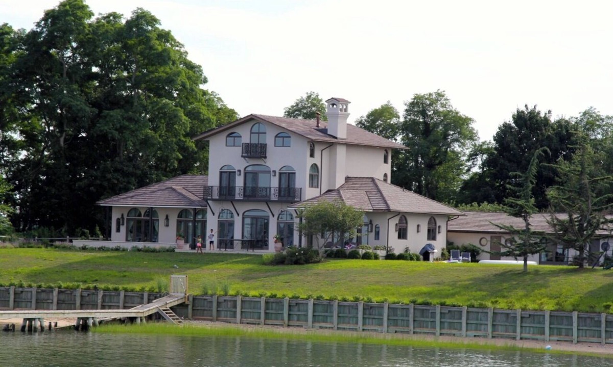Suffolk County House | Breathtaking waterfront 5-bedroom house in charming Shelter Island with pool